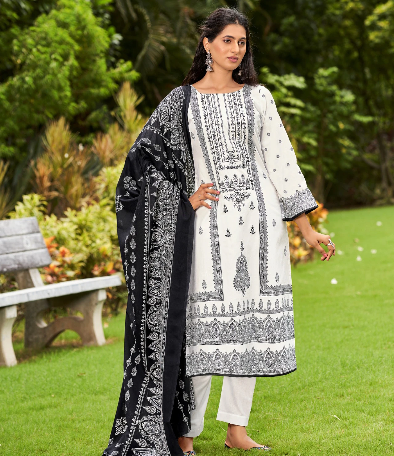 Naira Nx Vo-8 Black & White